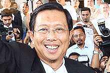 nizar jamaluddin win court case at duta court house 110509 01