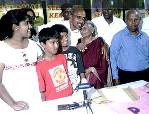 manoharan released from isa detention prison 090509 06