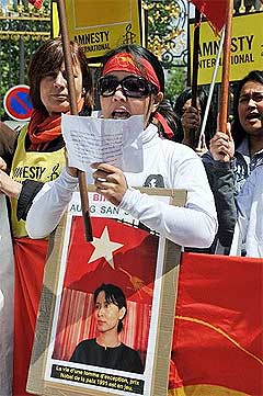 aung san su kyi trial in burma myanmar 190509 01