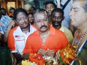 uthayakumar batu cave hair offering 170509 04