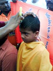 uthayakumar batu cave hair offering 170509 01