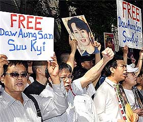 aung san su kyi trial in burma myanmar 190509 02