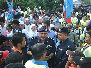 penanti nomination 230509 cops supporters