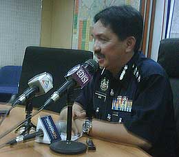 lawyers at brickfields police station 220509 02