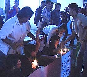 dap members arrest at teresa kok candle light vigil 190509 09