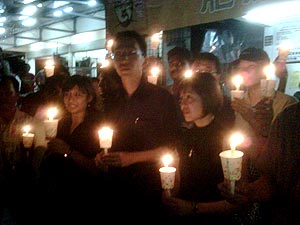 dap supporters candle light vigil at sri kembangan 200509 01