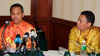 penanti state seat by election ngah senik and noordin at spr media briefing 210509 01