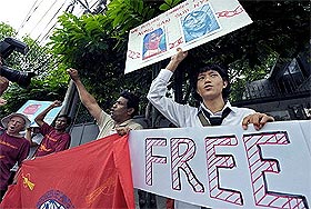 aung san su kyi trail in burma 210509 02