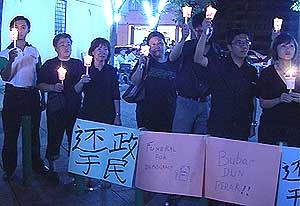 dap members arrest at teresa kok candle light vigil 190509 10