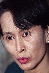 aung san su kyi trail in burma 210509 03