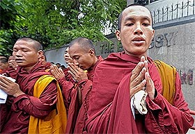 aung san su kyi trail in burma 210509 01