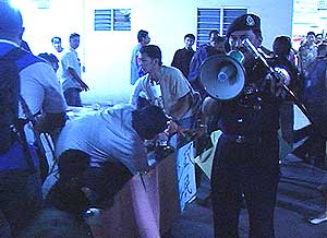 dap members arrest at teresa kok candle light vigil 190509 04