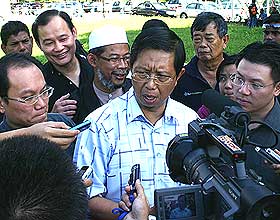 nizar and perak pakatan adun tree planting event 270509 02