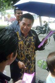 penanti by election 240509 kamarul holding umbrella