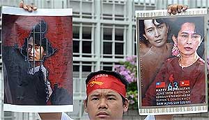 aung san su kyi trial in burma myanmar 260509 01