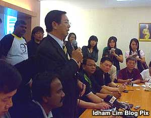 perak hunger strike police arrest at ipoh dap office 260509 06