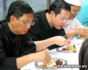 nizar jamalludin lim guan eng having dinner using hands 290509