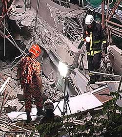 jaya supermarket building collapse 290509 04