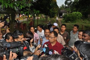 penanti by election polling day 310509 nai khan and reporter.jpg