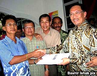 umno memebers in perlis joins pkr anwar ibrahim  290509 02