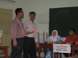 penanti by election 310509 mansor othman visit polling center.jpg