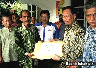 umno memebers in perlis joins pkr anwar ibrahim  290509 01