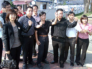 dap supporter report to brickfields station candlelight vigil 020609 defiant