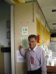 penanti by election 310509 mansor othman visit polling center 2.jpg