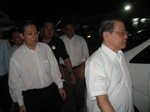 penanti by election 300509 lim kit siang leaving.jpg