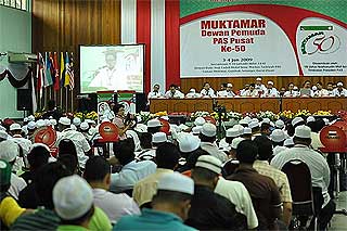 pas youth perak delegates wear black shirt and armbands 040609 05