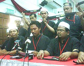 pas youth muktamar 55 perak delegates black shirt and armband 040609 02