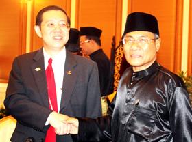 mansor swearing-in 030609 guan eng congratulate