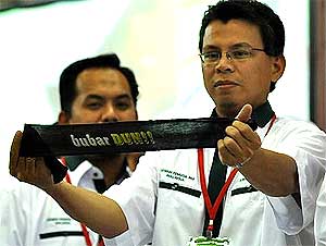 pas youth perak delegates wear black shirt and armbands 040609 01