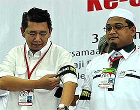 pas youth perak delegates wear black shirt and armbands 040609 02