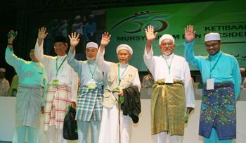 pas muktamar leaders wave hand