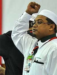 pas youth perak delegates wear black shirt and armbands 040609 06