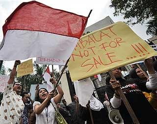 indonesian people protest in front of malaysia embassy in jakarta ambalat island issue 100609 01