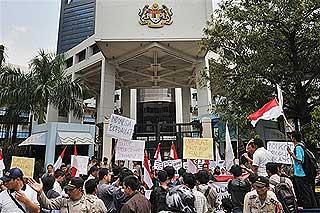 indonesian people protest in front of malaysia embassy in jakarta ambalat island issue 100609 03