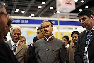 mahathir lee kuan yew visit comment 110609 01
