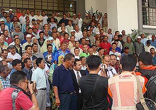 johor labis felda settlers court case 120609 01
