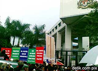 manohara odelia pinot malaysia embassy protest in jakarta 100609 01