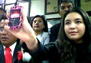 manohara odelia pinot pc showing photos of her body injury on her blackberry 110609