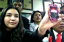 manohara odelia pinot pc showing photos of her body injury on her blackberry 110609