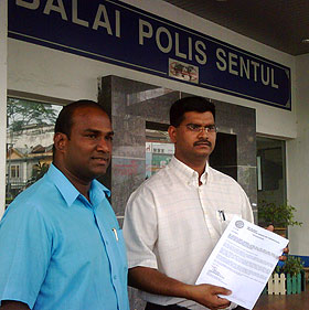 sg buloh prison assault mic police report 120609 subramaniam (white shirt)