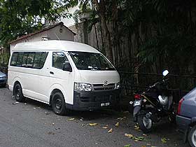white surveilance van following uthayakumar 160609 02