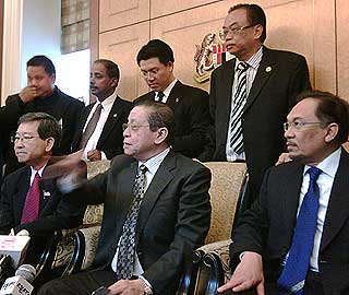 nizar jamaluddin sworn in at parliament opposition mps disolve perak state adun headband incident 150609 05