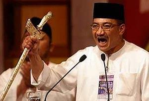 hishamuddin hussein with keris 050805