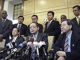 lim kit siang ong tee keat parliament pc 220609 01