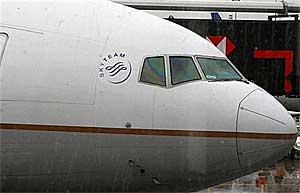 continental trans atlantic flight pilot die plane land safely 190609 01