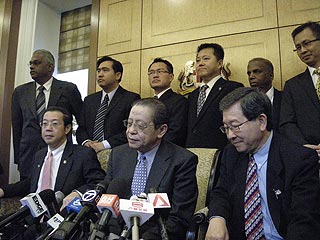 lim kit siang ong tee keat parliament pc 220609 02